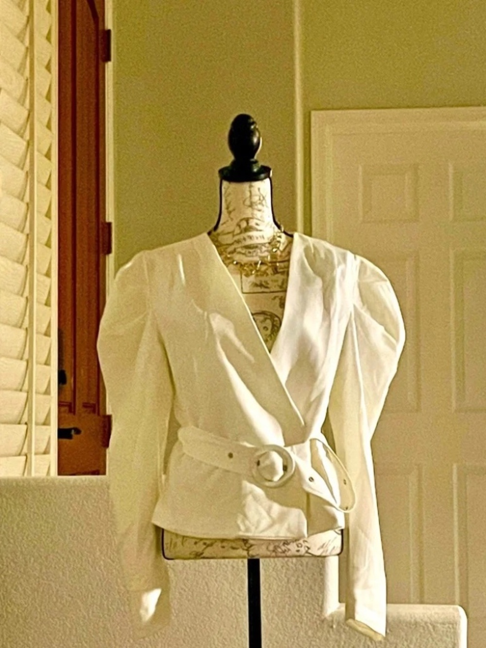 NEW WITH TAG! FASHION NOVA SIZE LARGE L BLAZER CLOTH BELT PUFFY SLEEVES lot6516
